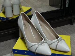 Продам новые туфли 38р.