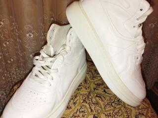 Продам новые кроссовки.