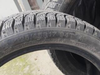 Продам отличные зимние шины. R17 225/45