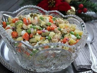 Хрустальная селёдочница; салатницы; ладьи; конфетницы; вазы для цветов