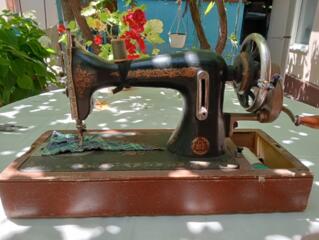 Продается ручная швейная машинка