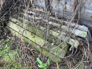 Столбики железобетонные.