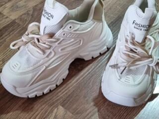 Кроссовки женские новые 300 рублей