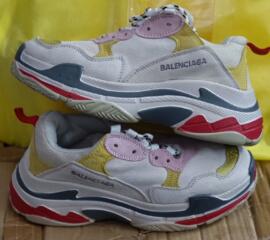 Классные кроссовки на женские ножки.....