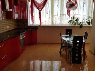 Предлагается к продаже двухуровневый пятикомнатный пентхаус. Общая ...