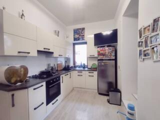 Предлагается к продаже трехкомнатная квартира в  историческом центре .