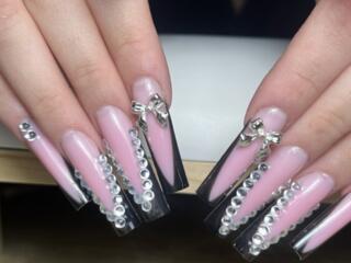 Prestez servicii de manichiură