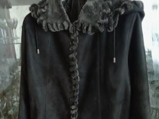 Продам женскую дубленку с капюшоном, натуральная. Цвет темный шоколад.