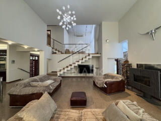 Chirie casă de lux cu piscină  Casa este amplasată în sectorul ...