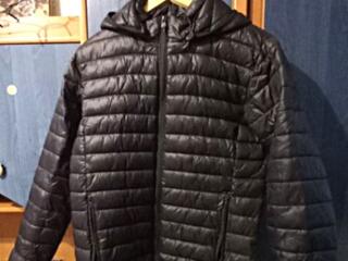 Фирменная куртка на подростка 12-13 лет.