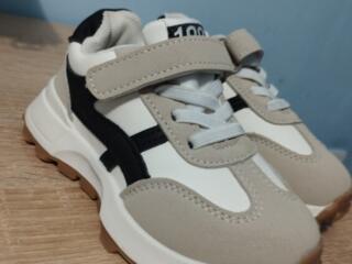 Продам кроссовки, тапочки для сада (для мальчика)