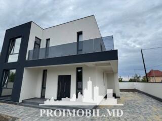 Vă propunem spre vânzare această casă cu 3 nivele în stil hi-tech în .