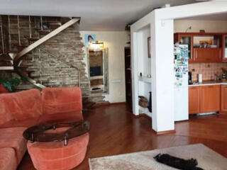 Просторная двухуровневая квартира возле парка Победы.