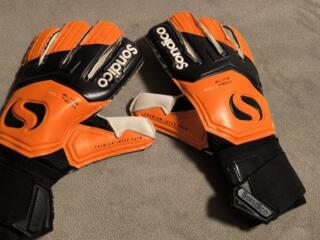 Вратарские перчатки