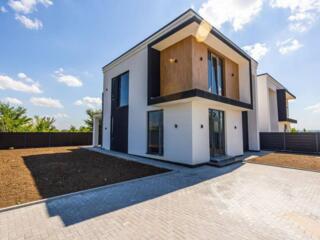 Vă propunem spre vînzare această casă în2 nivele,amplasată în Poiana .