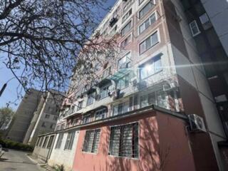 Se vinde apartament vizavi de parc