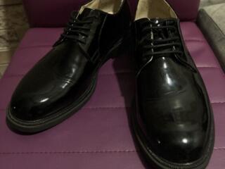 Продам черные лакированные туфли на шнуровке