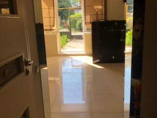 Продаётся 2 этажное здание с коммерческими помещениями на 1 этаже