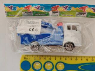 Игрушки, фломастеры, карандаши и др.