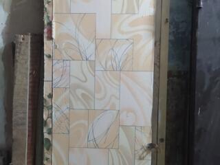 Узкая дверь с коробкой для чулана