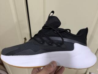 Абсолютно новые и оригинальные кроссовки Adidas 41,5 размер.