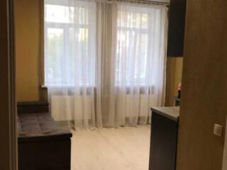 Продам  1 комнатную квартиру , рядом центр.