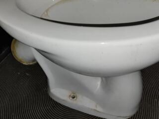 Унитаз с пластмассовым бачком в сборе