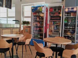 Сотрудник кухни в кебаб-кафе