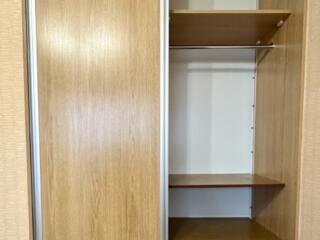 СРОЧНАЯ продажа ВСТРОЕННЫЙ ДЕРЕВЯННЫЙ ШКАФ-КУПЕ за 1700 РУБ