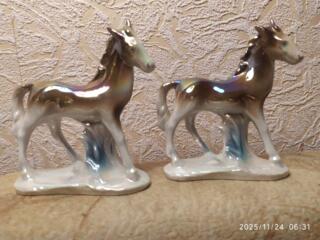 Продам две винтажные фарфоровые статуэтки лошади