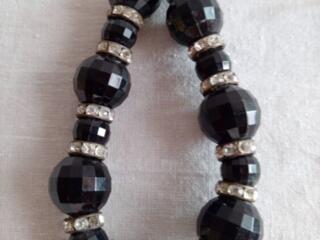 Продаю бусы(любые). Цена= 100 рублей. Браслет= 50 рублей. Вайбер.