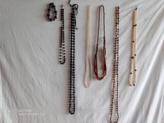 Продаю бусы(любые). Цена= 60 рублей. Браслет= 40 рублей. Вайбер.