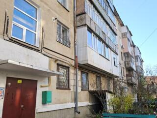 Второй этаж. Рядом парк.