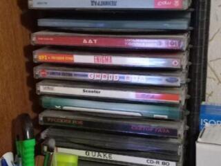ПРОДАЮ кассеты и диски. Альбомы для дисков 100 лей. касетницы касет