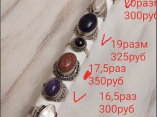 Серебряные кольца разные.