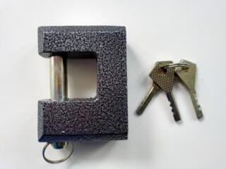 Для дверей мощный навесной металлический замок с 3-мя ключами