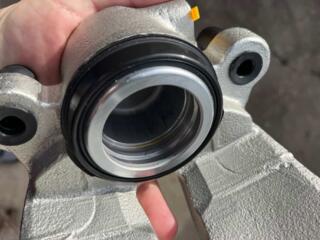 Передний правый тормозной суппорт