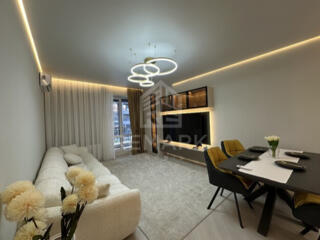 Se vinde apartament cu 3 camere complet mobilat in sectorul Centru! ..