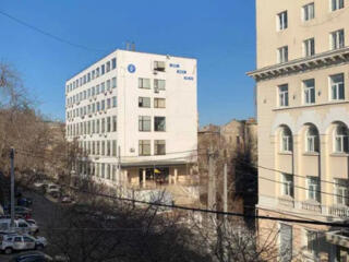 Продам 2-х комнатную квартиру в центре