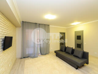 Se oferă spre chirie apartament amplasat pe str. Florilor, ...