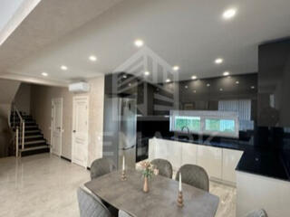 Townhouse modern, spațios și elegant, cu 2 locuri de parcare incluse .