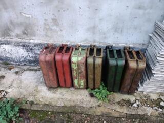 Продам 6 канистр по 20 литров.