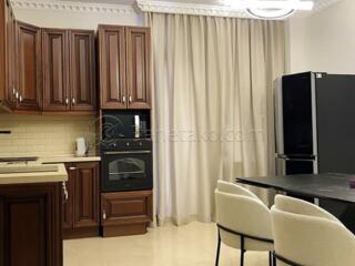 Код: 1128. Четырехкомнатная квартира с хорошей локацией, центр города