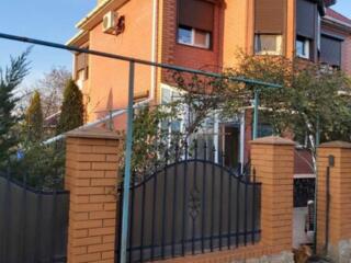 Продам дом в Великодолинском. 2х этажный, красный кирпич/натуральная .