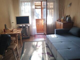 Продам 2-кімнатну квартиру з балконом по Краснова