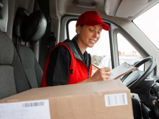 Работа для женщин: доставка почтовых посылок.