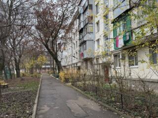 2-х комнатная в районе К. Казарм, 3/5 середина, под ремонт