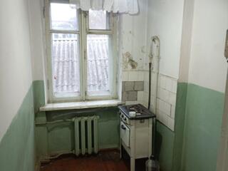Продам 2-ком. кв. 2/2 Центр г. Бендеры под ремонт.
