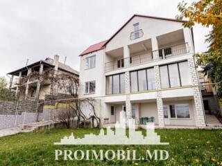 Vă propunem spre vânzare această casă cu 3 nivele în Codru, str. ...