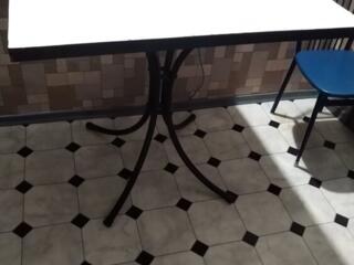 Стол - 200 руб. Стулья - 200 руб.